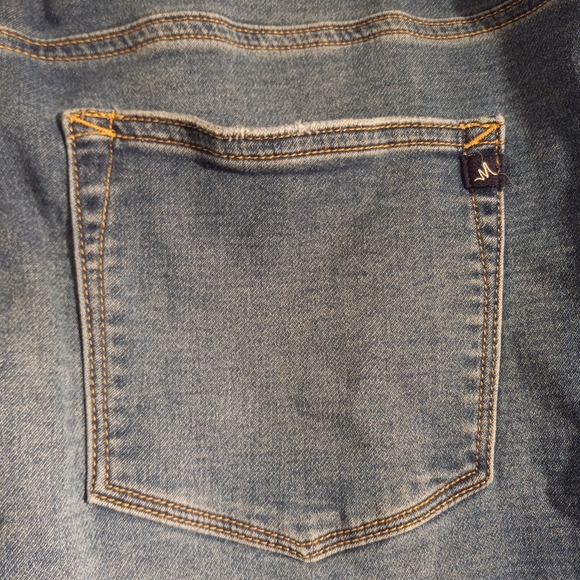 High Rise Distressed Jeans - Picture 7 of 8